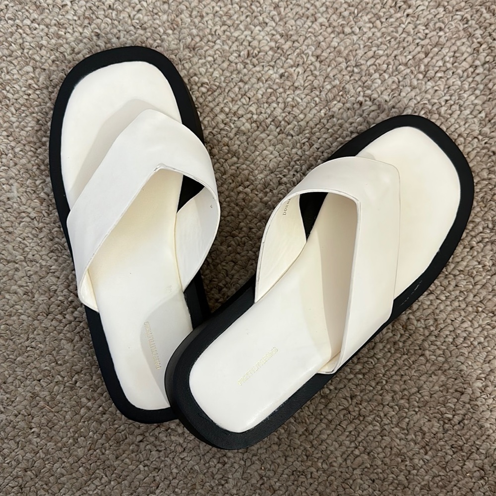 NWOT Pretty Little Thing Wide Strap Platform Flip Flops